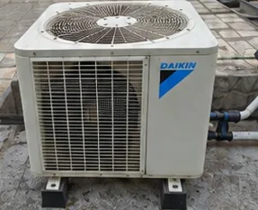 Condensadora Daikin instalada sobre su base