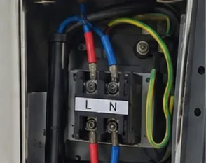 Bornera eléctrica de un equipo con sus cables de línea y neutro
