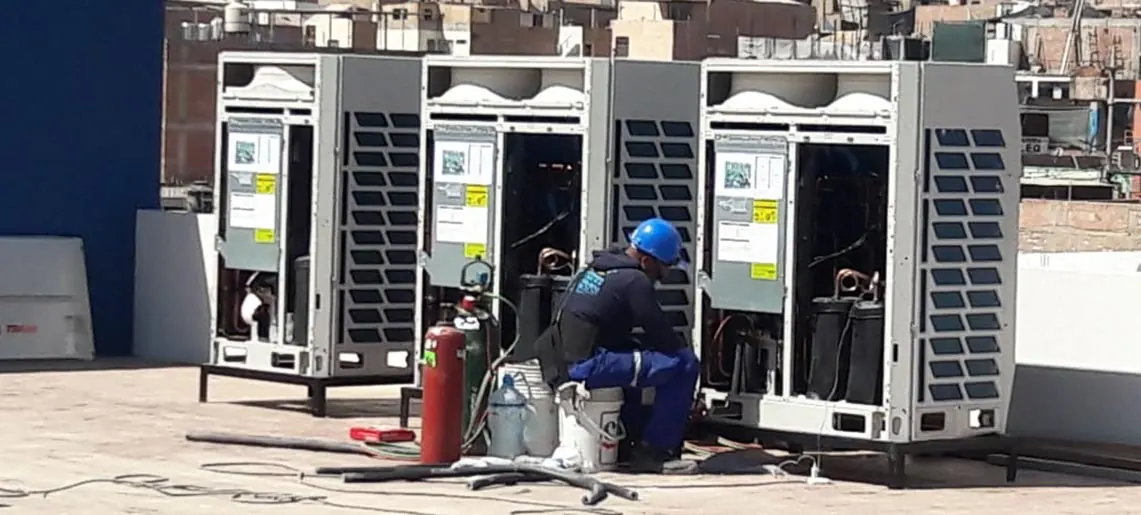 Técnicos de FRIOCHAP trabajando en equipos de climatización